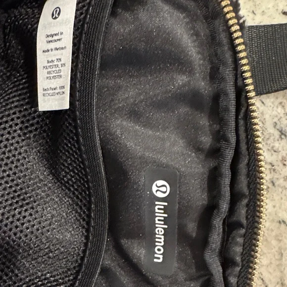 Lululemon Like New Black Sherpa Everywhere Belt Bag 1L - Picture 6 of 7